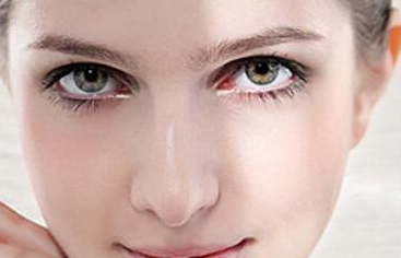 激光治疗黑眼圈前能化妆吗 过程是怎么样的